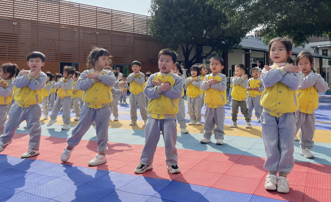 中班篮球小游戏_幼儿中班篮球游戏_篮球游戏规则儿童中班视频
