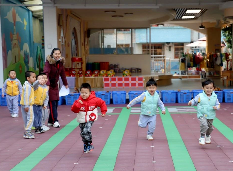 幼儿中班篮球游戏_篮球游戏规则儿童中班视频_中班篮球小游戏