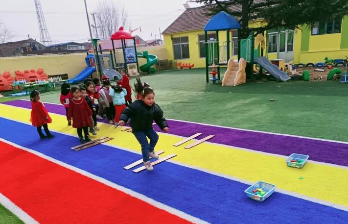幼儿中班篮球游戏_篮球游戏规则儿童中班视频_中班篮球小游戏