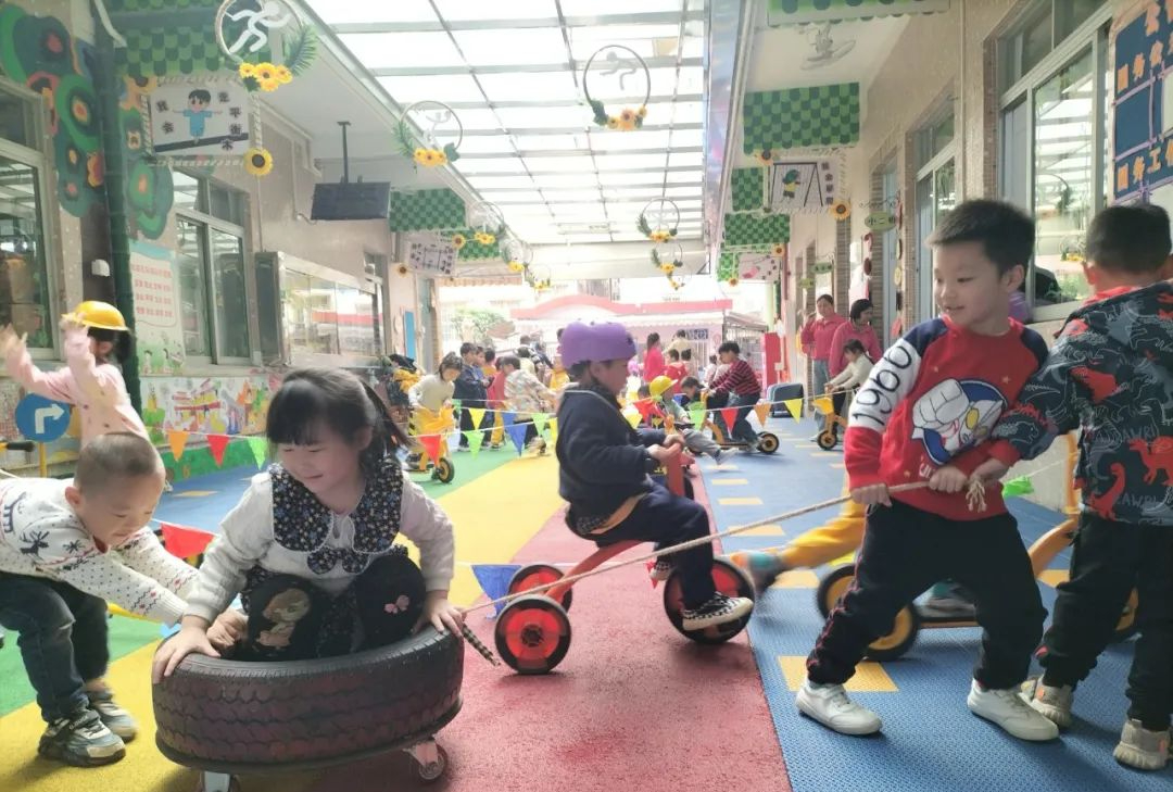 幼儿中班篮球游戏_篮球游戏规则儿童中班视频_中班篮球小游戏
