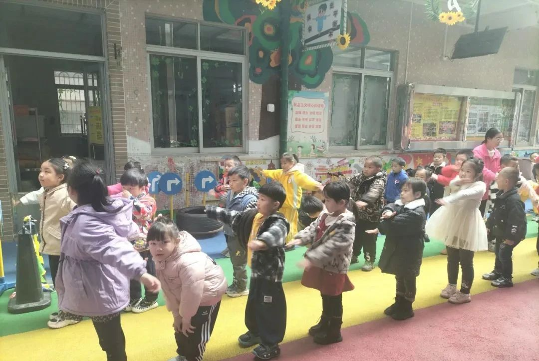幼儿中班篮球游戏_篮球游戏规则儿童中班视频_中班篮球小游戏