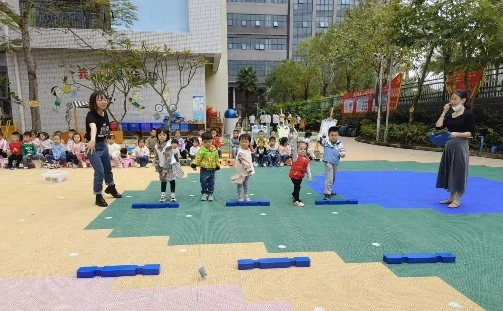 幼儿中班篮球游戏_篮球游戏规则儿童中班视频_中班篮球小游戏