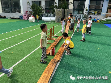 篮球游戏规则儿童中班视频_中班篮球类游戏教案_中班篮球小游戏