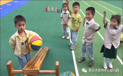 篮球游戏规则儿童中班视频_中班篮球小游戏_中班篮球类游戏教案