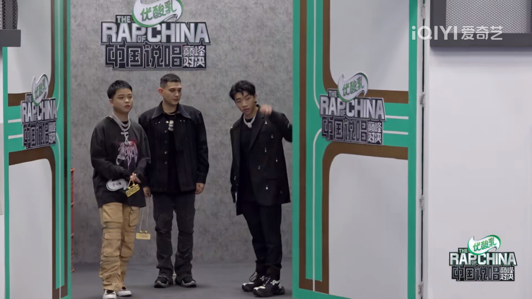 美式篮球背景图_美式篮球背心比赛规则_美式篮球背心规则比赛视频