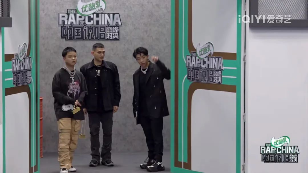 美式篮球背景图_美式篮球背心比赛规则_美式篮球背心规则比赛视频