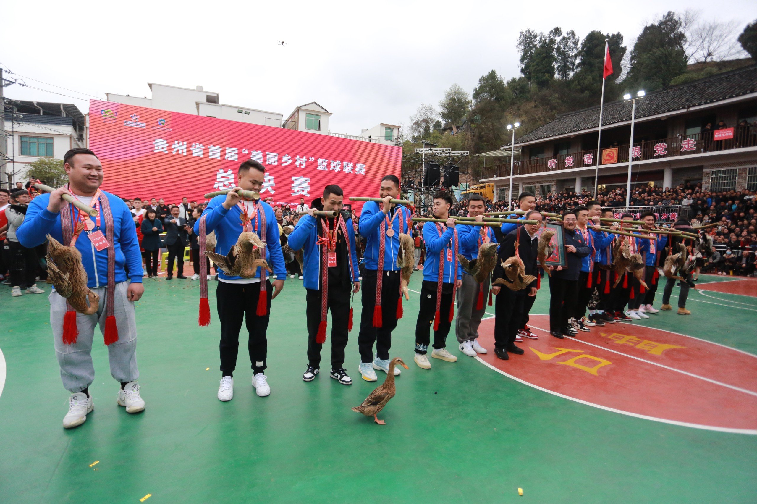 风声｜奖品是鱼和鸭，农民球赛“村BA”为何火过CBA？