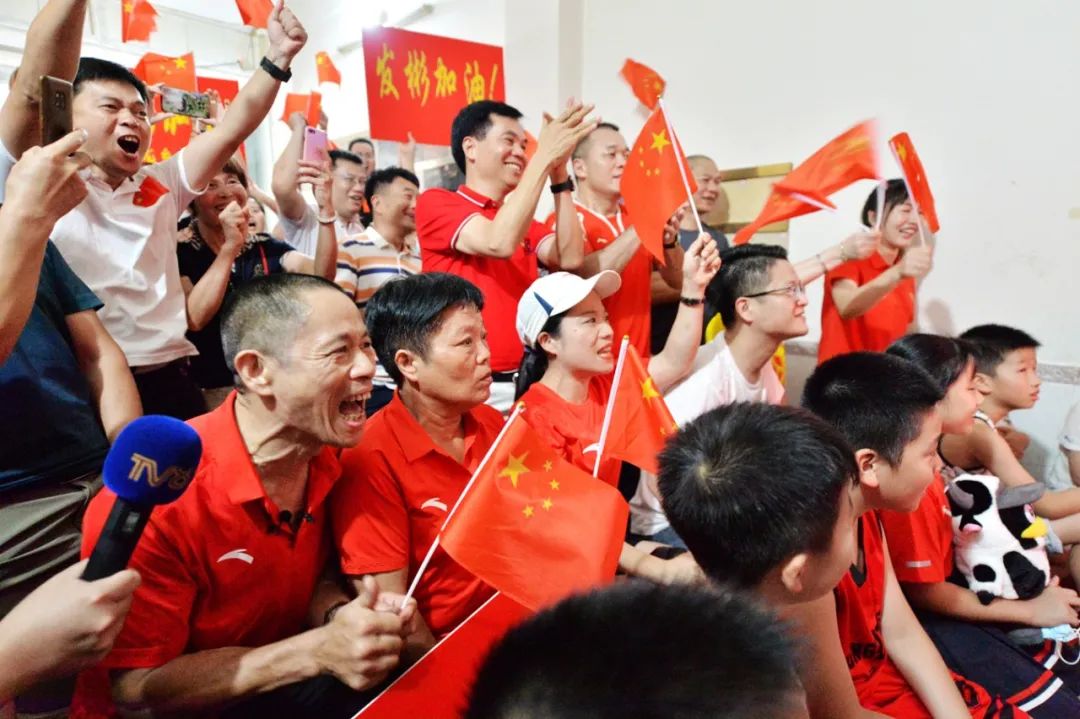 举重奥运冠军2021_举重04年奥运会冠军视频_奥运举重夺冠视频