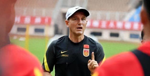 出名的后卫现役足球_后卫名单足球历史中锋排名_足球历史五大中后卫名单