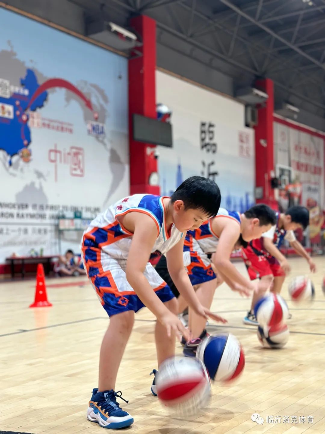 篮球运动规则以及技术规则_篮球规则由哪些_运篮球的基本规则