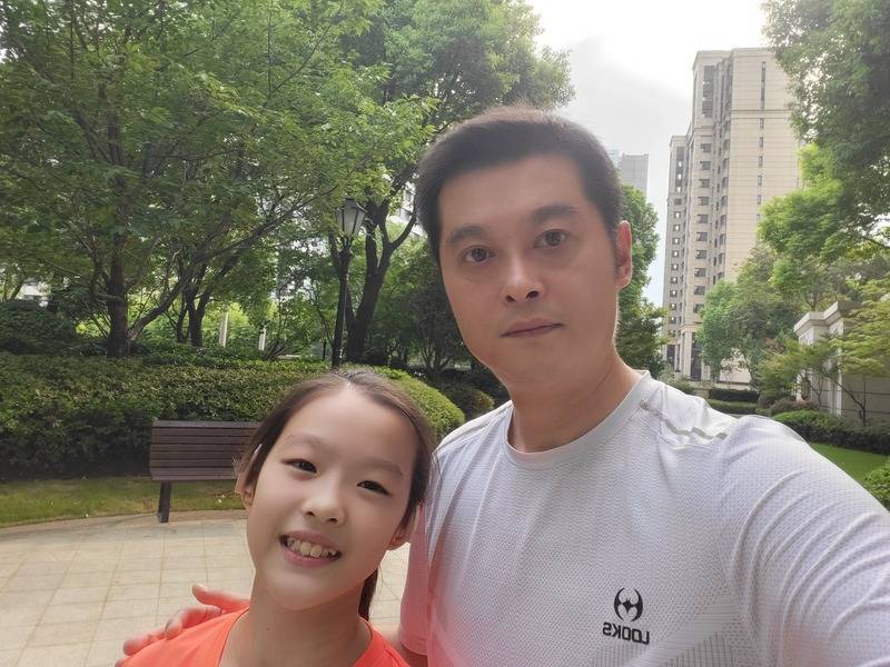 上海足球冠军小哥哥_上海足球帅哥_上海足球哥哥冠军小女孩是谁