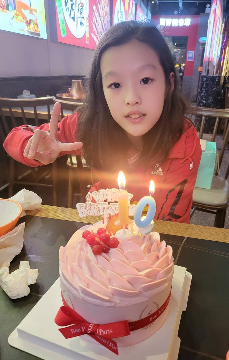 上海足球哥哥冠军小女孩是谁_上海足球帅哥_上海足球冠军小哥哥