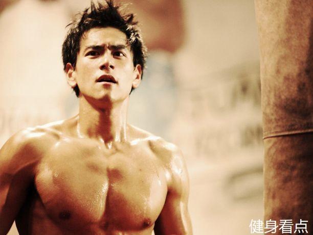 健身效果男明星_以健身出名的男星_健身特别厉害的一个男明星