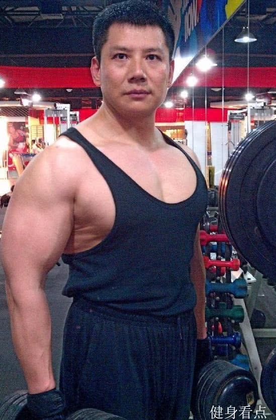 健身效果男明星_健身特别厉害的一个男明星_以健身出名的男星