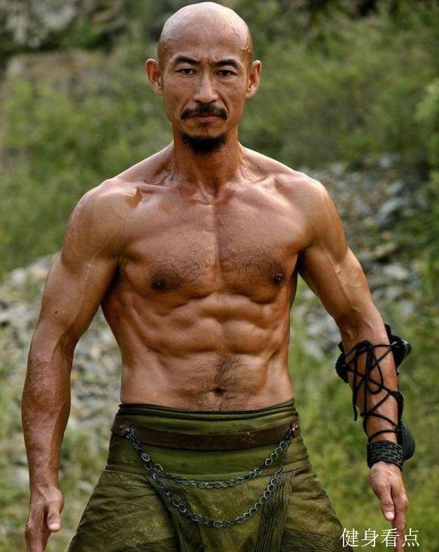 健身效果男明星_以健身出名的男星_健身特别厉害的一个男明星