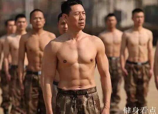 以健身出名的男星_健身效果男明星_健身特别厉害的一个男明星