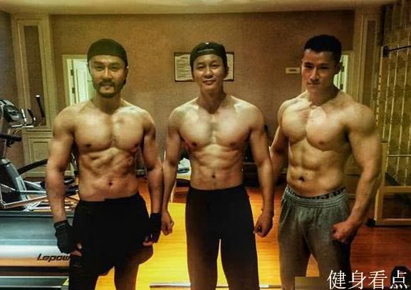 以健身出名的男星_健身特别厉害的一个男明星_健身效果男明星