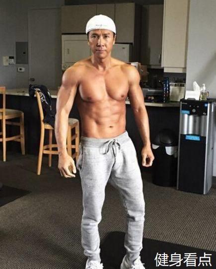健身效果男明星_以健身出名的男星_健身特别厉害的一个男明星